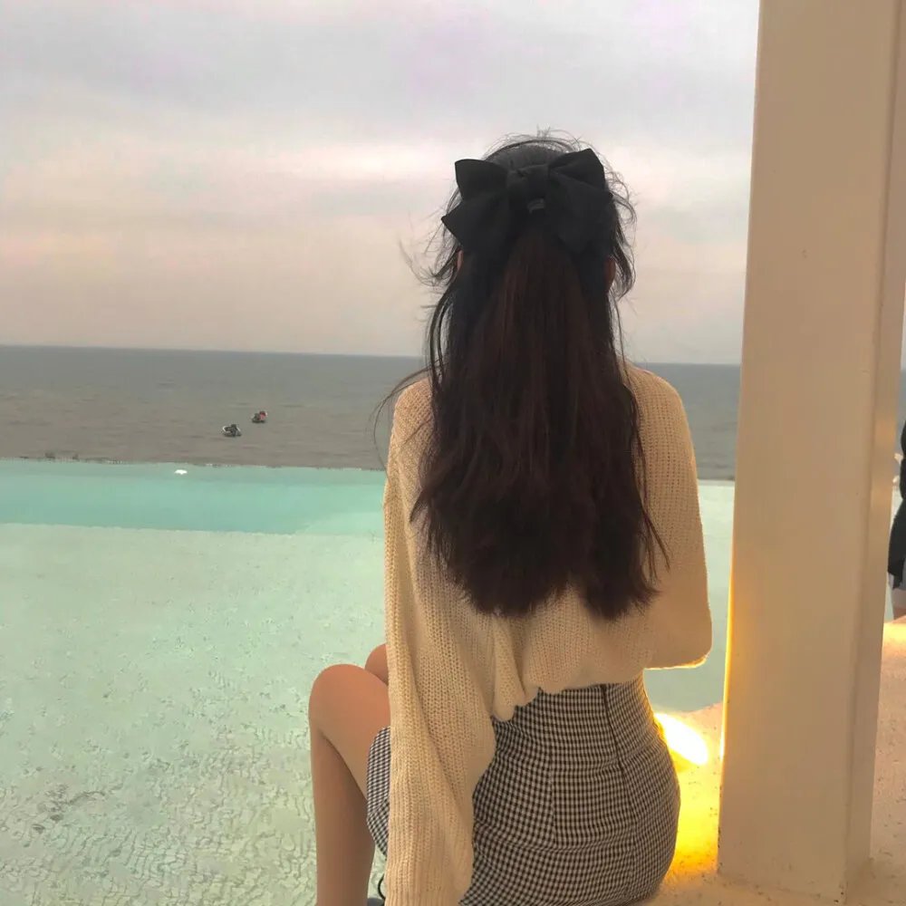 年轻女子 封面